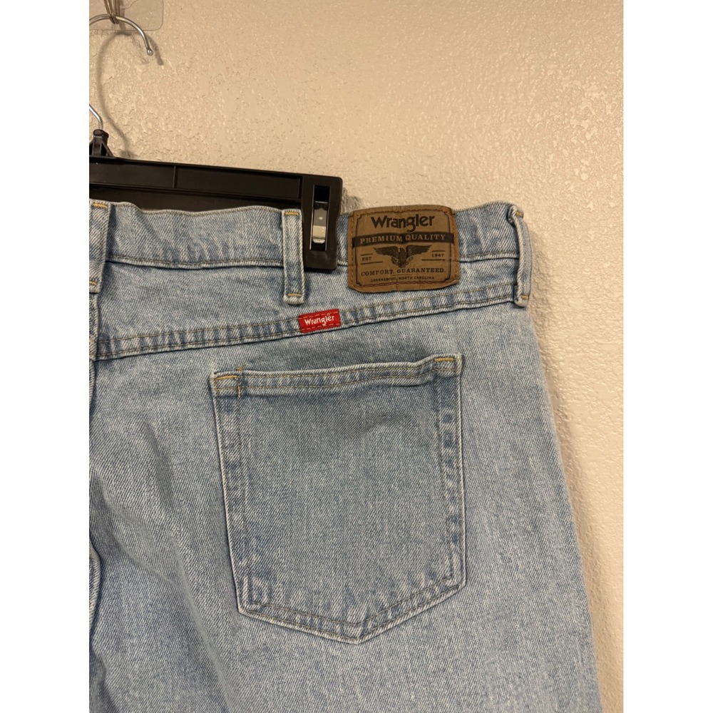 Wrangler Men's Light Wash Relaxed‎ Fit Jeans Size 40x30 Comfort Guaranteed - Picture 5 of 6